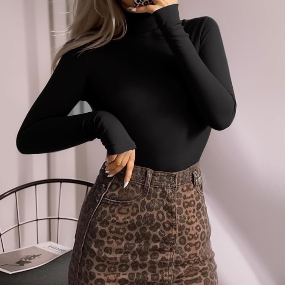 Black mock turtle neck bodysuit 🖤